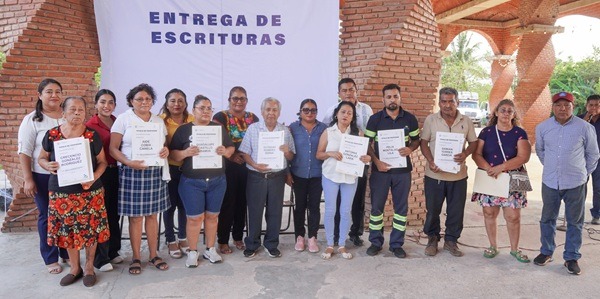 Cosolea-Escrituras El Ayuntamiento de Cosoleacaque, encabezado por el alcalde Cirilo Vázquez Parissi, realizó la entrega de escrituras gratuitas de fundo legal a 65 familias de distintos sectores del municipio.