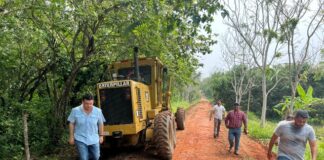 El Gobierno de Cosoleacaque mejora caminos para facilitar la salida de cosechas Esta obra estratégica conecta directamente con el puente vehicular de la prolongación Benito Juárez, en el Barrio Tercero, beneficiando de manera directa a las y los productores que diariamente trabajan la tierra.