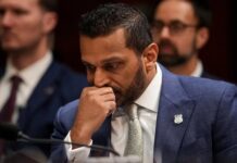 Director del FBI demanda por 250 millones de dólares a revista que lo difamó de alcohólico Desde que se le nombró director del FBI, a Kash Patel lo han acusado de llevar a cabo una purga de agentes percibidos como desleales a Trump.