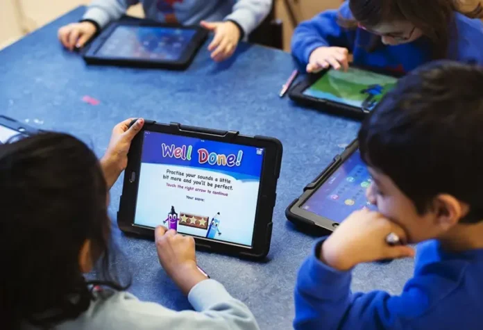 Desde 2025, las escuelas infantiles ya no están obligadas a usar herramientas digitales y las tabletas no se entregan a niños menores de dos años. Este año entrará en vigor una prohibición de teléfonos móviles en las escuelas, incluso para uso educativo.