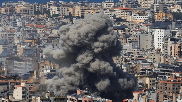Israel-Beirut En medio de la escalada regional, Israel intensificó ataques en Beirut y ordenó evacuaciones en zonas controladas por Hezbolá.