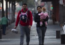 Menos jóvenes se independizan en México: el 16.9% salió de su hogar antes de los 18 años En comparación, el 31.1% de la generación de 1961 a 1967 dejó a su núcleo familiar y el 15.9% tuvo su primero hijo antes de cumplir la mayoría de edad.