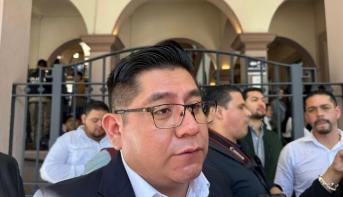 Larra Cuando veas las barbas de tu vecino cortar, pon las tuyas a remojar, así reza la conseja popular y que le viene como anillo al dedo al dirigente morenista Esteban Larra-Zepeta, quien no siente lo duro sino lo tupido…primero corrieron versiones de que trae fuertes problemas de alcohol y ahora dicen que en próximos días será removido.