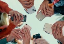 «Les han robado la atención»: Emmanuel Macron insta a los adolescentes a apagar sus teléfonos y leer El presidente francés impulsa un proyecto de ley para prohibir el acceso de los menores de 15 años a las plataformas, pero el Senado la detuvo pues quiere bloquear el acceso sólo a las que se consideren perjudiciales.