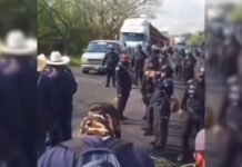 Con gases lacrimógenos, desalojan a manifestantes en carretera Tuxpan-Tampico Con gases lacrimógenos y elementos antimotines de la Secretaría de Seguridad Pública, el Gobierno de Rocío Nahle, desalojó a manifestantes de 50 comunidades de Chicontepec que se encontraban bloqueando la carretera Tuxpan-Tampico, a la altura de Álamo Temapache.