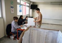 Elecciones en Perú: comenzaron a publicar los primeros resultados oficiales pero el escrutinio podría demorar por la gran cantidad de candidatos La ONPE difundió los primeros datos con menos del 1% de las actas escrutadas. Entre los 35 aspirantes a la presidencia Keiko Fujimori llega como la gran favorita en todas las encuestas, aunque no le alcanzaría para evitar el balotaje.