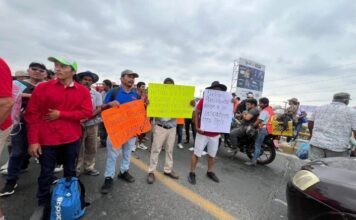 Pescadores de Veracruz exigen apoyos económicos tras afectaciones por derrame de hidrocarburo Los pescadores recordaron que la llegada del hidrocarburo comenzó entre febrero y marzo y fue avanzando por la costa veracruzana hasta el norte del estado, afectando su actividad y sus ingresos, por lo que advirtieron que seguirán presionando hasta tener una respuesta concreta.