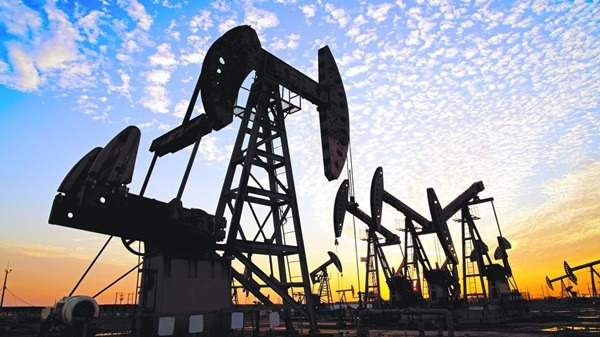 Petróleo-Irán Los precios del petróleo subieron cerca de un 6% el lunes debido a la incertidumbre sobre las negociaciones de paz entre Estados Unidos e Irán, tras el recrudecimiento de la violencia en el estrecho de Ormuz.