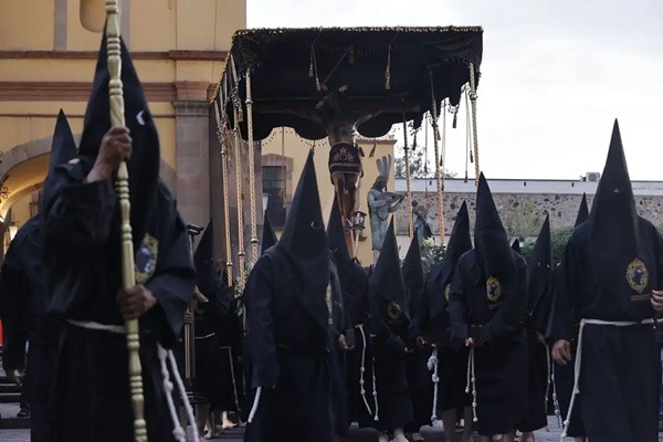 Querétaro-Virreinato El historiador Eduardo Rabell Urbiola refiere que ya en el siglo XVI existían procesiones similares, y que en el siglo XVIII se realizaba un Vía Crucis desde el templo de San Francisco hasta el convento de la Santa Cruz, tradición interrumpida durante las Leyes de Reforma.