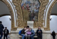 Crece el descontento en Rusia por restricciones a internet; hasta simpatizantes de Putin protestan Las quejas, además de las cancelaciones de redes sociales y el control de sitios web, señalan que se dificulta pedir taxis y entregas, pagar productos y servicios de forma electrónica y mantenerse en contacto con amigos y familiares.