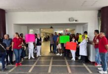 Sindicalizados del sector salud denuncian falta de insumos en hospitales de Veracruz Cabe señalar que la operación de los servicios de salud en Veracruz han sido entregados al IMSS Bienestar del Gobierno Federal, sin embargo dicho traspaso no se ha concretado y de acuerdo con los trabajadores existen diversas irregularidades.
