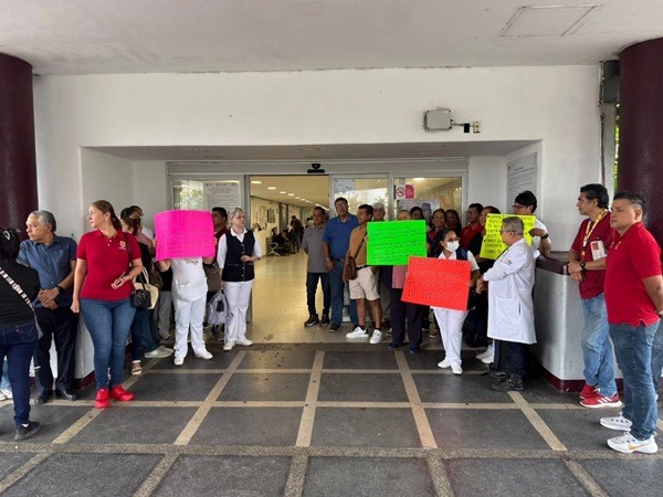 Salud-Veracruz Cabe señalar que la operación de los servicios de salud en Veracruz han sido entregados al IMSS Bienestar del Gobierno Federal, sin embargo dicho traspaso no se ha concretado y de acuerdo con los trabajadores existen diversas irregularidades.