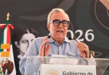 En Sinaloa, manifestantes revientan un acto de Rubén Rocha al que acudió el embajador de EU Pueblos indígenas Mayo y Yoreme asistieron al evento para alzar la voz contra la construcción del completo que aseguraron afecta daña al ecosistema.