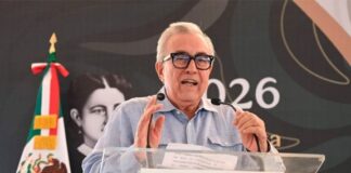 En Sinaloa, manifestantes revientan un acto de Rubén Rocha al que acudió el embajador de EU Pueblos indígenas Mayo y Yoreme asistieron al evento para alzar la voz contra la construcción del completo que aseguraron afecta daña al ecosistema.