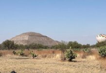Globo aerostático aterriza de emergencia en zona arqueológica de Teotihuacan El globo aerostático sobrevoló a baja altura, la plaza de la luna frente a la pirámide y por momentos intento elevarse, sin embargo, no pudo, porque no encontró una racha de viento, por lo que se dirigió a un costado de la pirámide de la Sol y la Calzada de los muertos, donde tuvo que descender de emergencia.