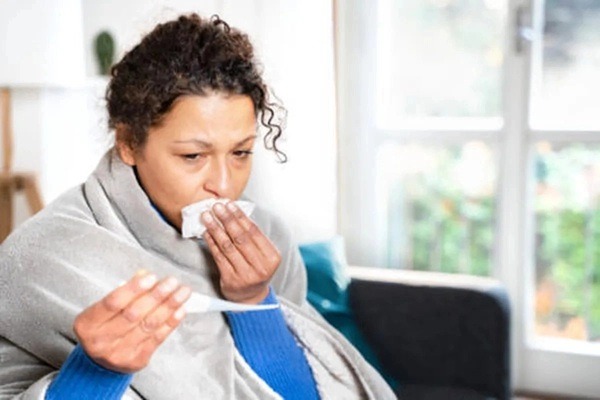 Tuberculosis-Tamaulipas Martínez Cuéllar subrayó que síntomas como tos persistente por más de dos semanas, pérdida de peso, fiebre vespertina, falta de apetito y debilidad general deben ser considerados señales de alerta, especialmente en personas con factores de riesgo.