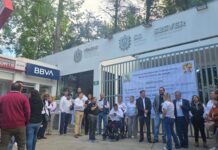 Protestan trabajadores de salud de Veracruz por falta de insumos y por el respeto de sus derechos laborales Pidieron la suspensión de cualquier proceso de transferencia de personal al IMSS-Bienestar hasta en tanto se concluya el proceso escalafonario y se asignen las plazas pendientes; y la destitución de algunos funcionarios de la Secretaría de Salud a quienes responsabilizan de la problemática actual.