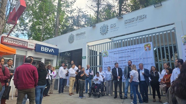 Veracruz-Salud Pidieron la suspensión de cualquier proceso de transferencia de personal al IMSS-Bienestar hasta en tanto se concluya el proceso escalafonario y se asignen las plazas pendientes; y la destitución de algunos funcionarios de la Secretaría de Salud a quienes responsabilizan de la problemática actual.