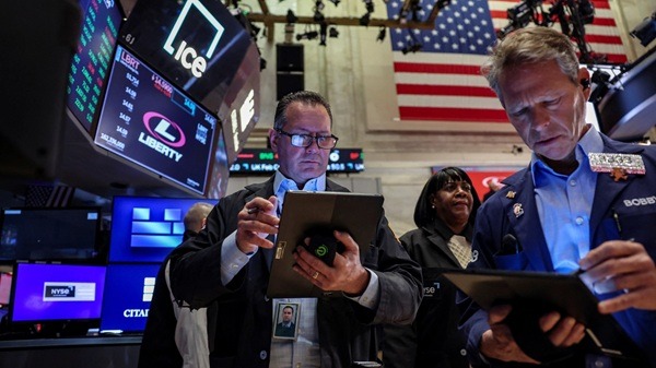Wall Street Los índices bajan mientras los inversionistas siguen en espera de noticias sobre el alto el fuego entre EU e Irán, que se acerca a su fin sin llegar a un acuerdo.