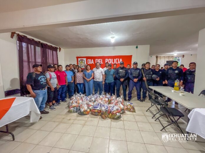 Reconocimiento a la Policía Municipal en Ixhuatlán del Sureste Entrega de despensas a elementos de la Policía Municipal en el Día del Policía