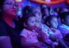Más de 15 mil asistentes en la celebración del Día del Niño en Cosoleacaque El alcalde, en coordinación con el equipo del DIF Municipal, se mantuvo atento al desarrollo de cada presentación, garantizando que niñas y niños disfrutaran plenamente de esta celebración. A su llegada, los pequeños fueron recibidos con dulces, un juguete sorpresa, jugo y agua.