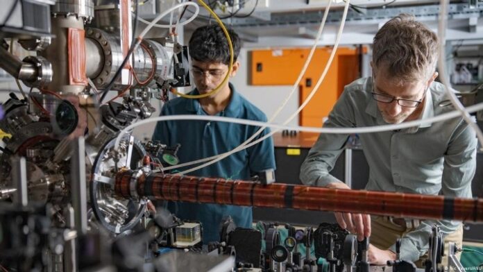 Científicos “ven” por primera vez átomos en dos lugares al mismo tiempo. Lo que Einstein llamó “acción fantasmal a distancia” acaba de ser confirmado con átomos de helio en Australia, abriendo una vía hacia la ansiada teoría del todo.