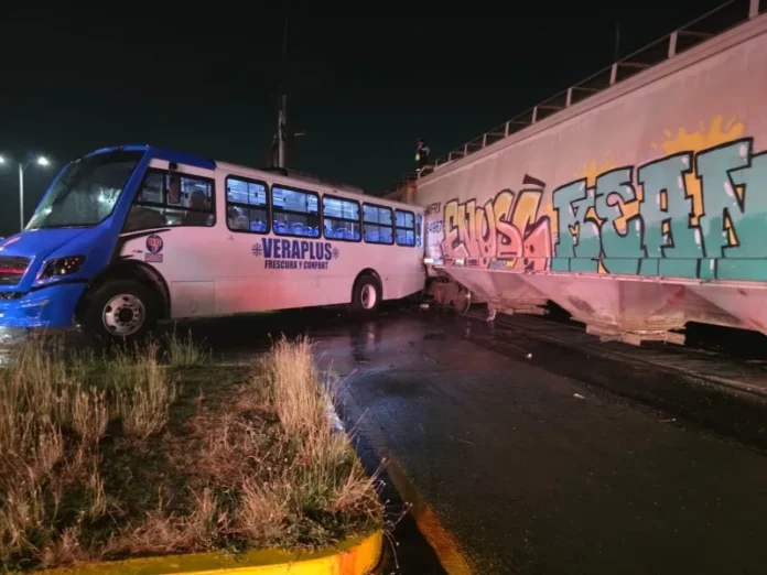 Imagen del accidente entre un tren y un autobús en Veracruz Accidente en Veracruz: Tren choca a autobús de pasajeros y deja lesionados