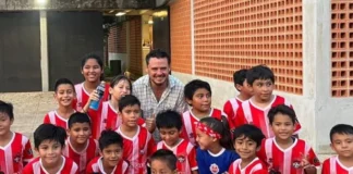 Alcalde de Cosoleacaque realiza recorrido y atiende a estudiantes y vecinos Alcalde de Cosoleacaque atendiendo a estudiantes y vecinos en recorrido