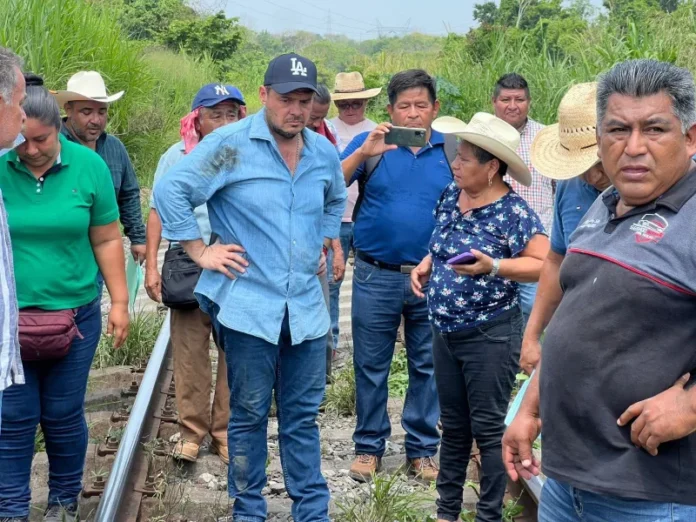 Alcalde de Cosoleacaque recorre caminos rurales Alcalde de Cosoleacaque muestra apoyo al campo en Veracruz