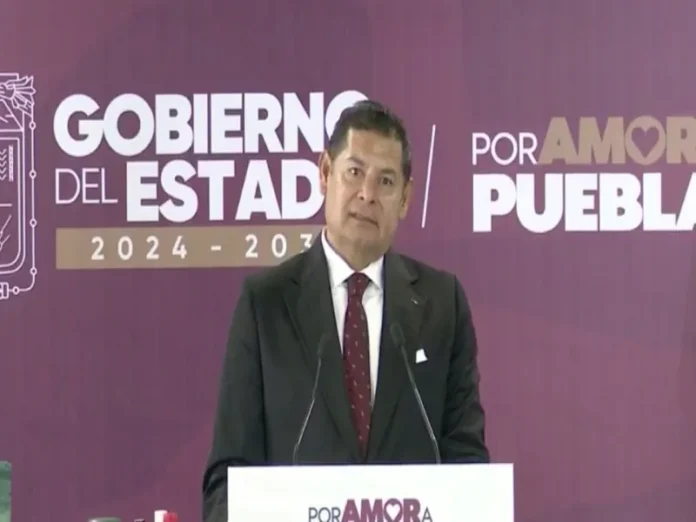 El gobernador de Puebla viaja en helicóptero estatal para ahorrar tiempo