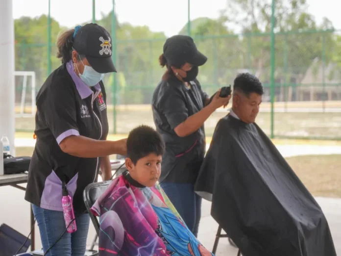 Profesionales de la salud y belleza brindan servicios gratuitos en la brigada de salud y belleza en Cosoleacaque