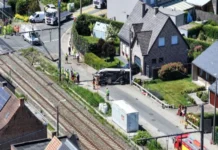 Choque de tren con minibús escolar en Bélgica deja 4 muertos Choque de tren con minibús escolar en Bélgica causa 4 muertos