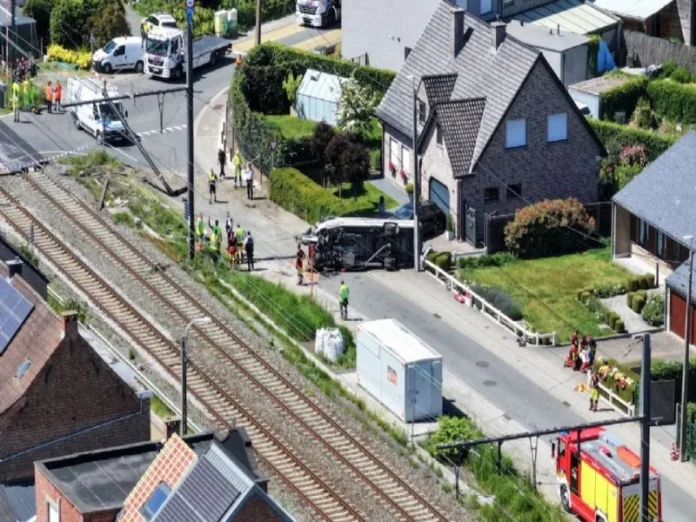Choque de tren con minibús escolar en Bélgica causa 4 muertos