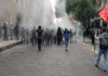 CNTE desiste de llegar al Zócalo y reprocha despliegue policial; deciden instalar plantón en 5 de Mayo Maestros de la CNTE en México enfrentan valla policial en 5 de Mayo
