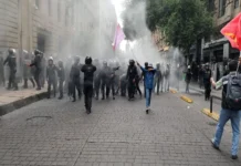 CNTE desiste de llegar al Zócalo y reprocha despliegue policial; deciden instalar plantón en 5 de Mayo Maestros de la CNTE en México enfrentan valla policial en 5 de Mayo