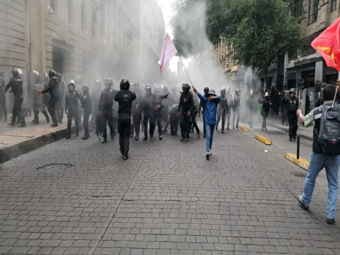 Imagen de la movilización de la CNTE en la calle 5 de Mayo Maestros de la CNTE en México enfrentan valla policial en 5 de Mayo