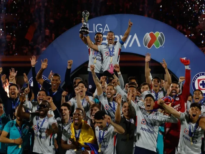 Festejos de la décima estrella de Cruz Azul La décima estrella de Cruz Azul en el estadio Olímpico Universitario