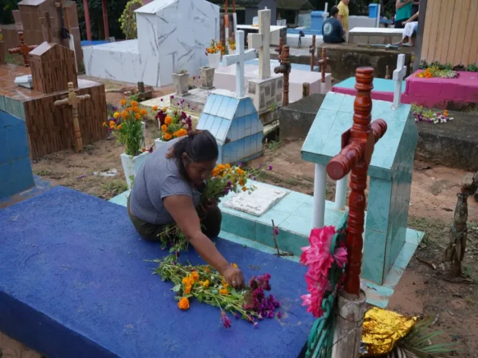 Familias visitan el Panteón Municipal en Cosoleacaque en el Día de las Madres