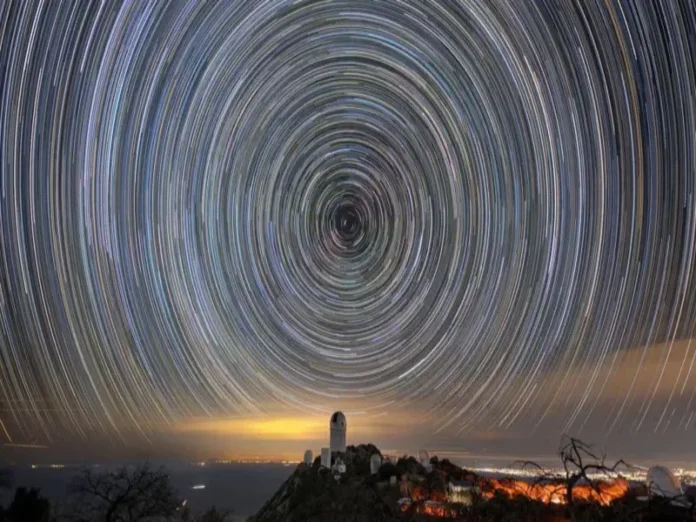 Imagen del universo con energía oscura y galaxias lejanas