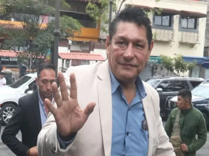 Imagen de un microbús quemado en Morelos Unidad de transporte quemada en Morelos debido a la extorsión en la región