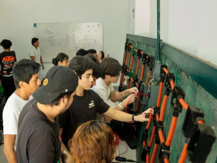 Título descriptivo de la imagen de formación juvenil Jóvenes participando en talleres de formación juvenil en Minatitlán