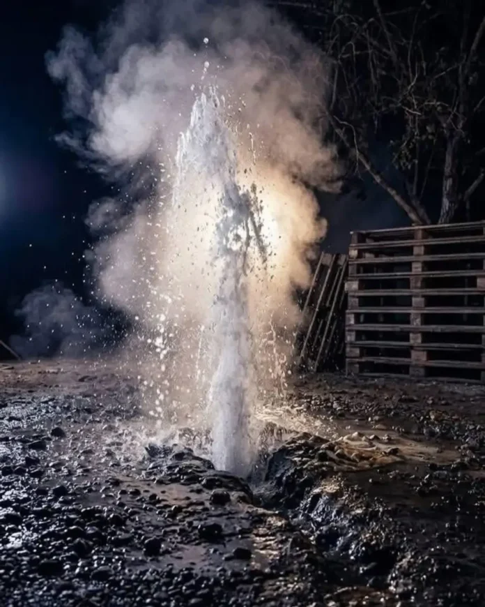Géiser en Michoacán brotando agua caliente y lodo en El Salitre
