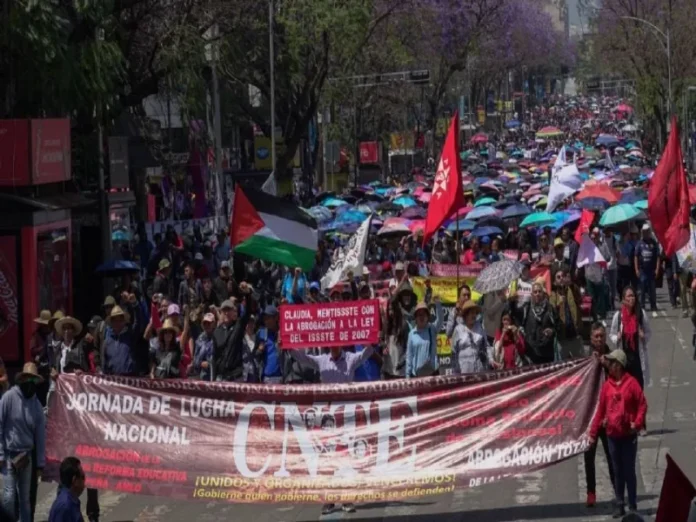 Imagen de maestros en huelga en la Ciudad de México Maestros en huelga nacional en México para exigir mejoras salariales