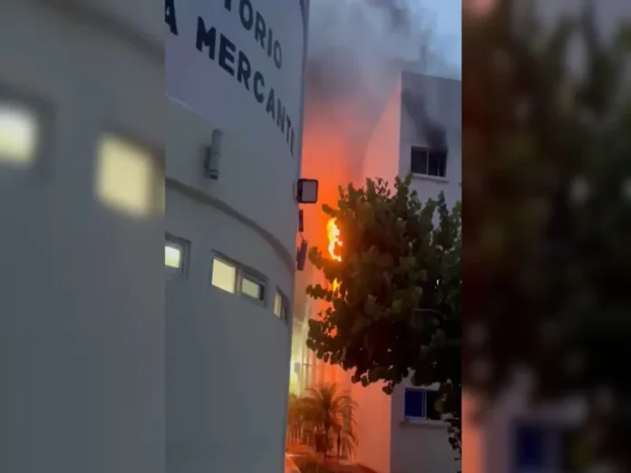 Incendio en Veracruz en la Escuela Náutica Mercante con personas evacuadas