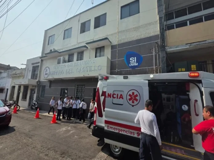 Estudiantes evacuados por intoxicación en colegio de Veracruz Estudiantes de Veracruz sufren intoxicación por fumigación en un colegio