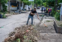 Gobierno de Cosoleacaque lleva brigada de limpieza integral al fraccionamiento Los Prados Limpieza integral en el fraccionamiento Los Prados de Cosoleacaque