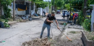 Gobierno de Cosoleacaque lleva brigada de limpieza integral al fraccionamiento Los Prados Limpieza integral en el fraccionamiento Los Prados de Cosoleacaque