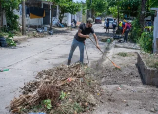 Gobierno de Cosoleacaque lleva brigada de limpieza integral al fraccionamiento Los Prados Limpieza integral en el fraccionamiento Los Prados de Cosoleacaque