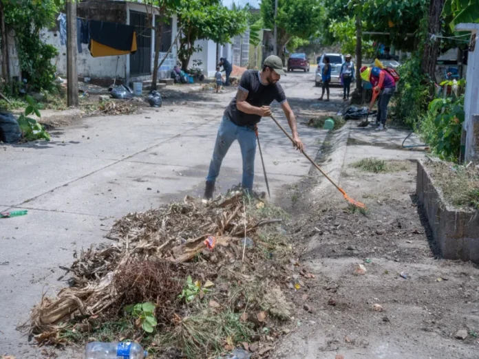 Limpieza integral en el fraccionamiento Los Prados de Cosoleacaque
