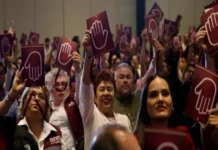 Morena llega al cambio de su dirigencia en medio de su peor momento político Morena elige su nueva dirigencia nacional en un momento político complicado